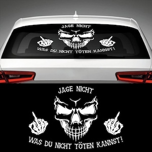 Puede incluir: Una calavera blanca con una expresión amenazante y dos gestos de dedo medio a cada lado. El texto "JAGE NICHT WAS DU NICHT TOTEN KANNST!" está escrito debajo de la calavera.