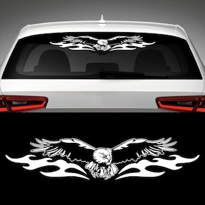 Może przedstawiać: Biała naklejka winylowa z orłem o rozpostartych skrzydłach, lecącym nad płomieniami. Orzeł ma dziki wyraz twarzy i ostre szpony. Płomienie są stylizowane i mają ostry, ząbkowany wzór.