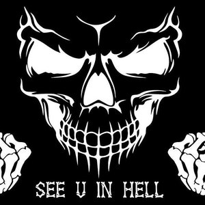 Może przedstawiać: Czarno-biała ilustracja czaszki z groźnym wyrazem twarzy, pokazującej środkowy palec obiema rękami. Pod czaszką widnieje napis "SEE U IN HELL".