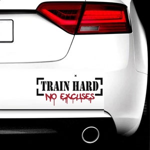 Könnte beinhalten: Schwarz-weißer Auto-Stoßfängeraufkleber mit dem Text "TRAIN HARD NO EXCUSES" in fetter Schrift. Der Text "NO EXCUSES" ist rot.