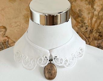 Vintage Floral Photo Locket – Keepsake Necklace – Memory Pendant