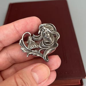 Women with wavy hair brooch - Art Nouveau vintage brooch pin for women