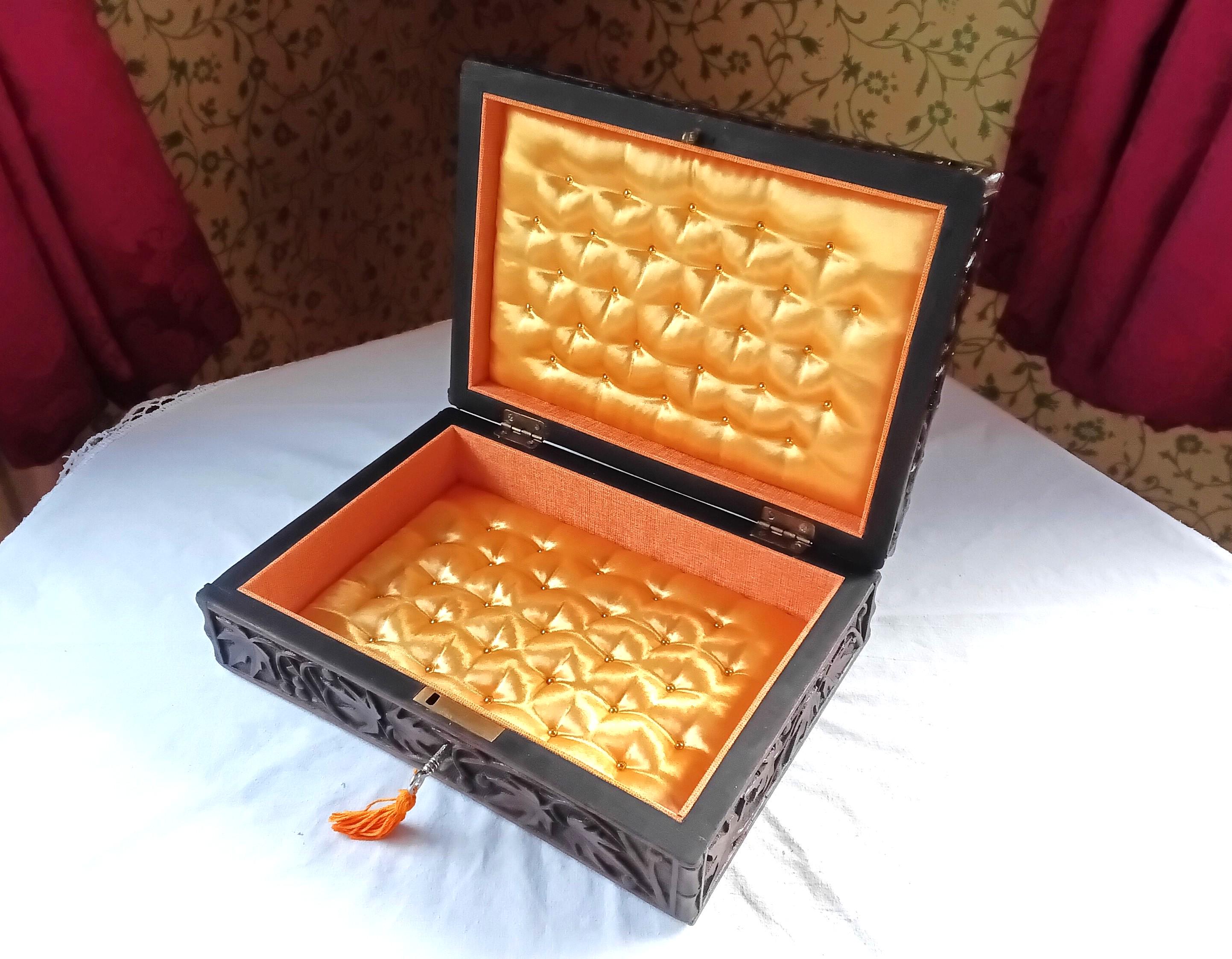 Antike geschnitzte Schmuckschatulle mit goldenem Interieur