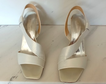 Y2K Naturalizer sandalias de plataforma clásicas en blanco roto, zapatos de declaración vintage, zapatos de segunda mano, plataformas de verano fáciles de usar.