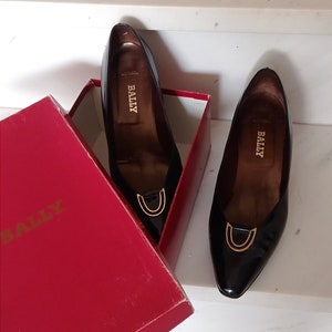 Buy second hand shoes online sales