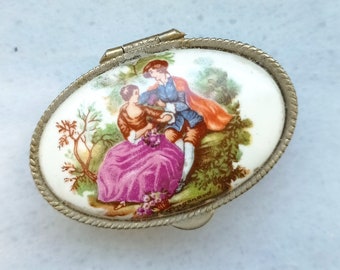Fragonard vintage collectible pill box with romance scene, porcelain pill box from the '70s, classic lovers scene decoration, love present.