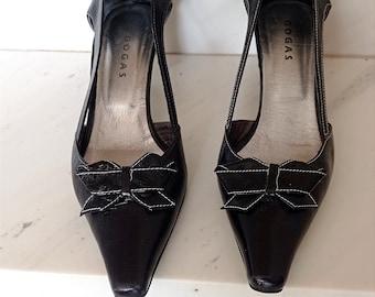 Classic vintage black leather pointed bow heels, retro Greek shoes, EU size 38.