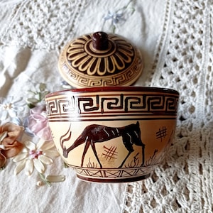Bol en céramique de reproduction grecque antique avec couvercle, poterie grecque vintage faite à la main des années 60, bol en céramique peint à la main, style grec.