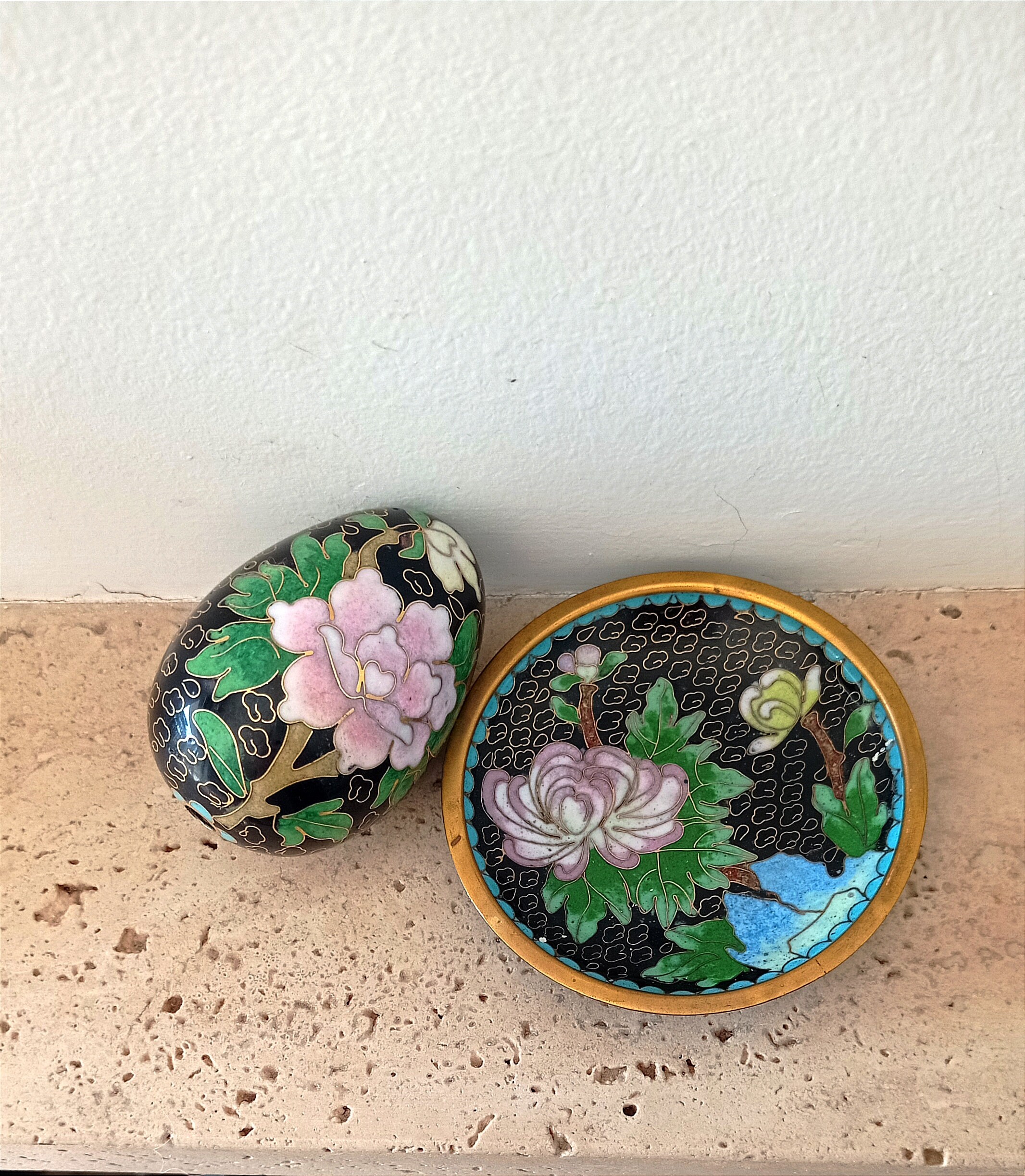 金箔の七宝焼　花模様の黒い皿 金箔の七宝焼 花模様の黒い皿 金箔の七宝焼 花模様の黒い皿