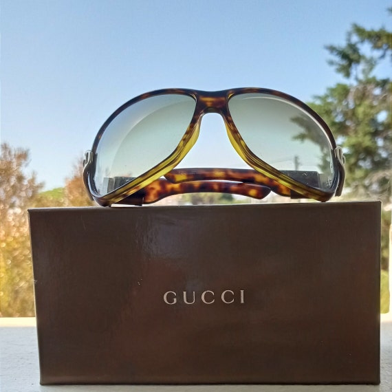 Gucci wide sunglasses in "belt" branches design, … - image 1