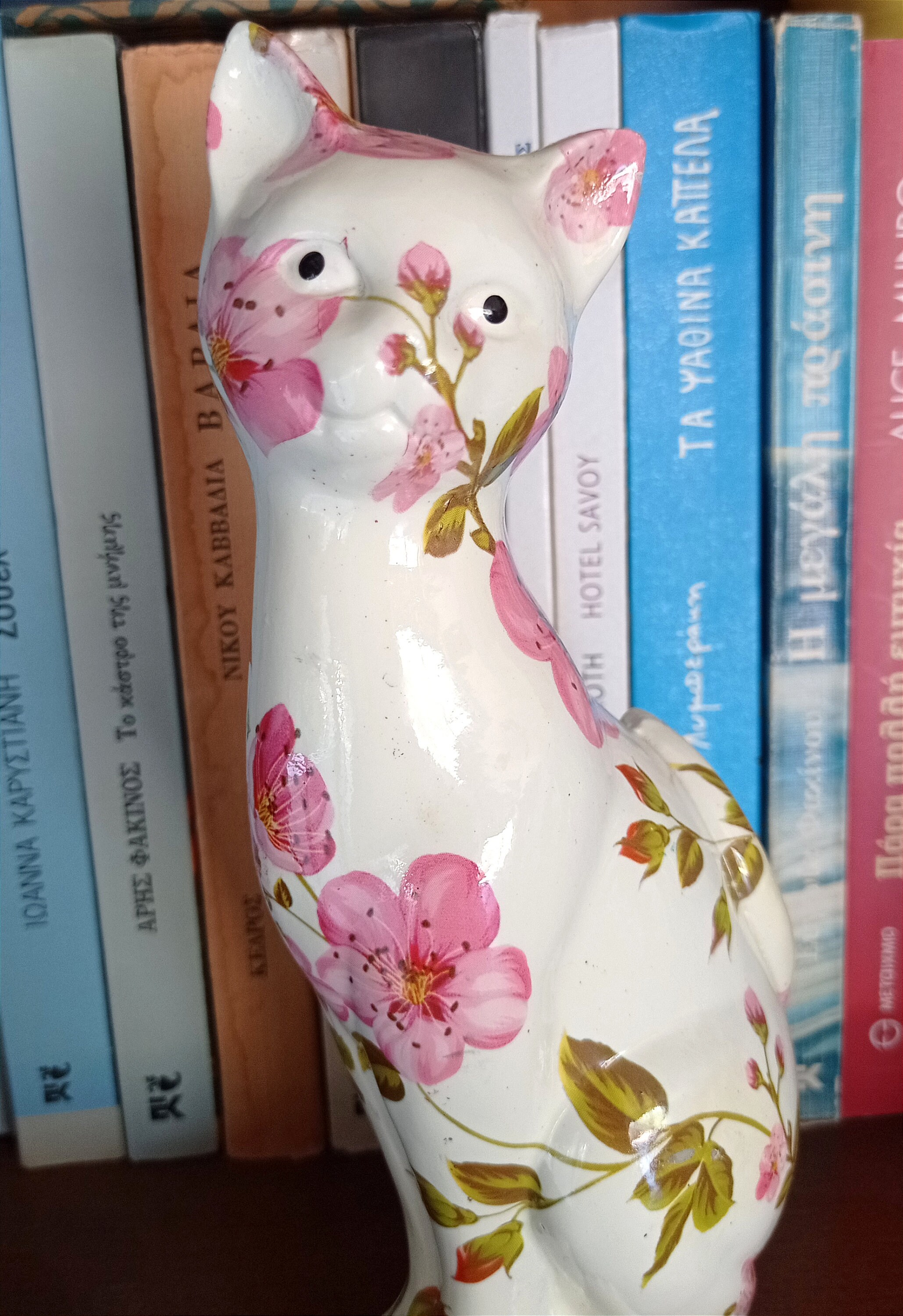 ビンテージの花柄樹脂製猫の置物、猫好きの方へのプレゼント、花柄の猫