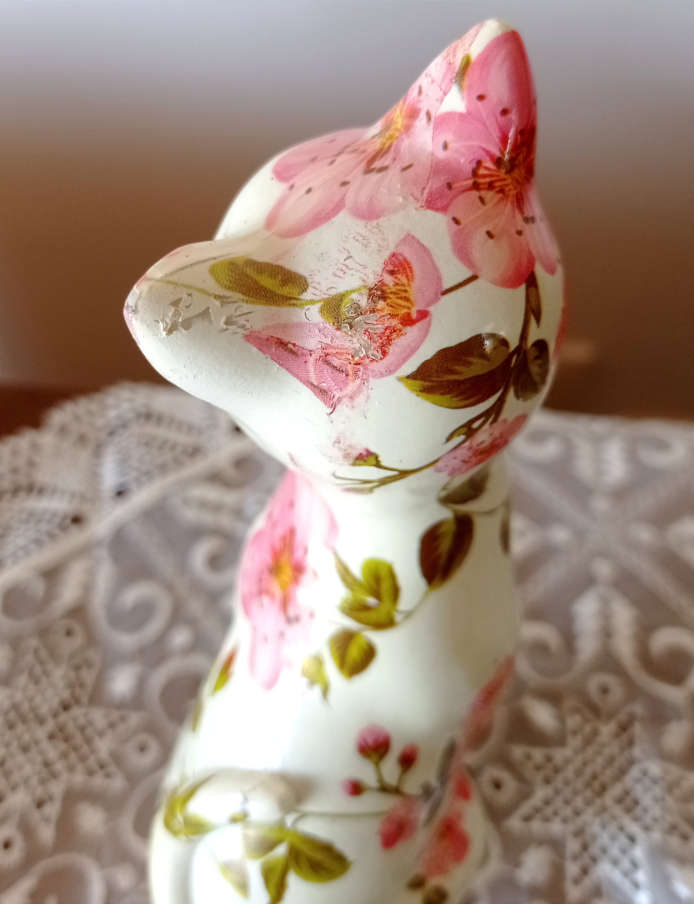 ビンテージの花柄樹脂製猫の置物、猫好きの方へのプレゼント、花柄の猫