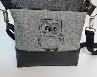 Kleine Handtasche Eule Umhängetasche  grau schwarz Tasche mit Anhänger Kunstleder