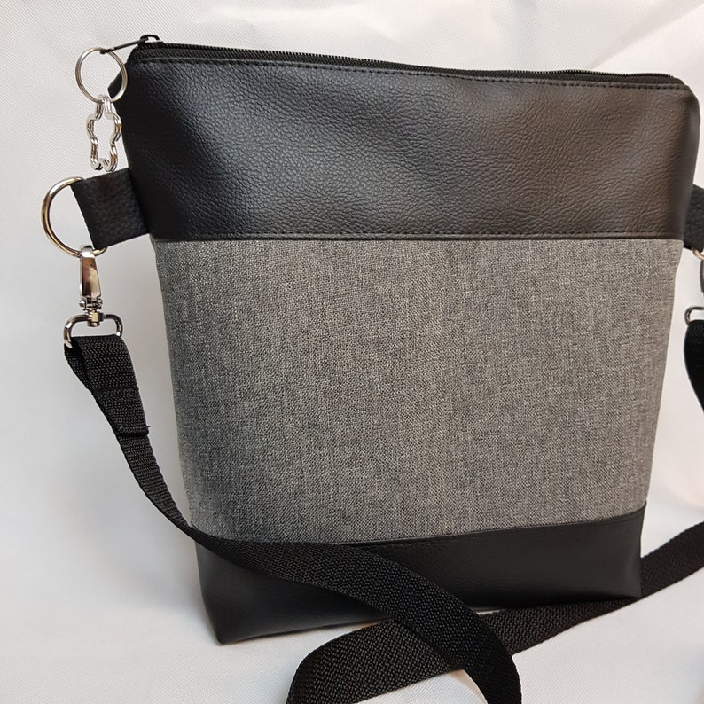 Handtasche Pusteblume grau Umhängetasche grau schwarz Tasche mit Anhänger Kunstleder Bild 5