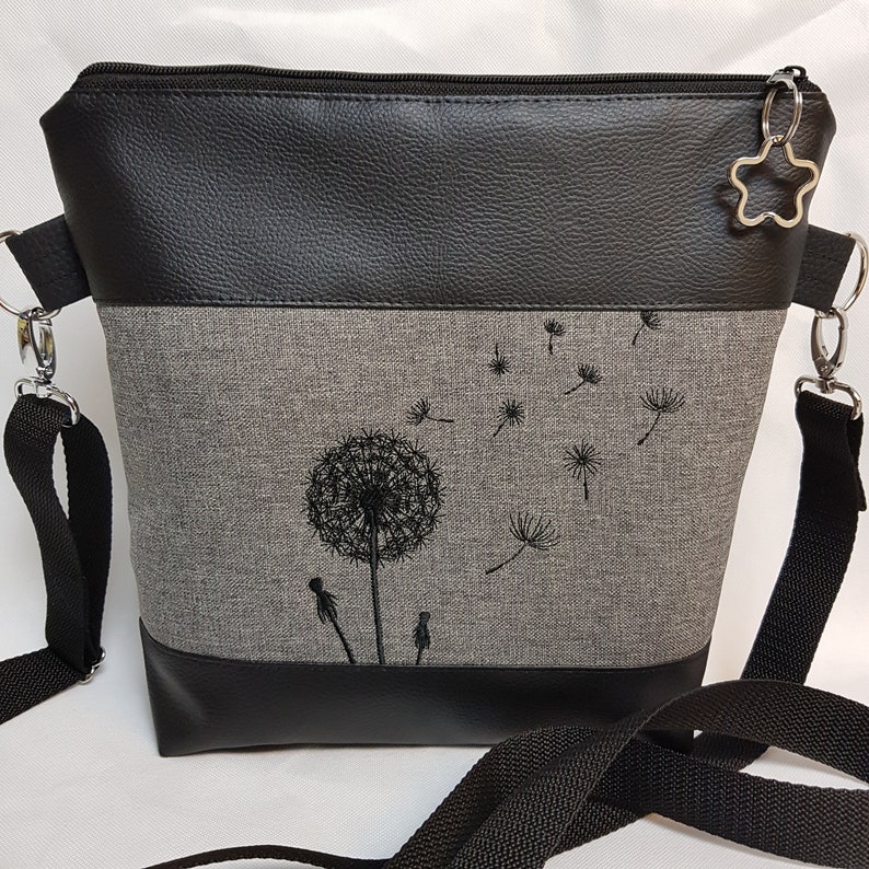 Handtasche Pusteblume grau Umhängetasche grau schwarz Tasche mit Anhänger Kunstleder Bild 1