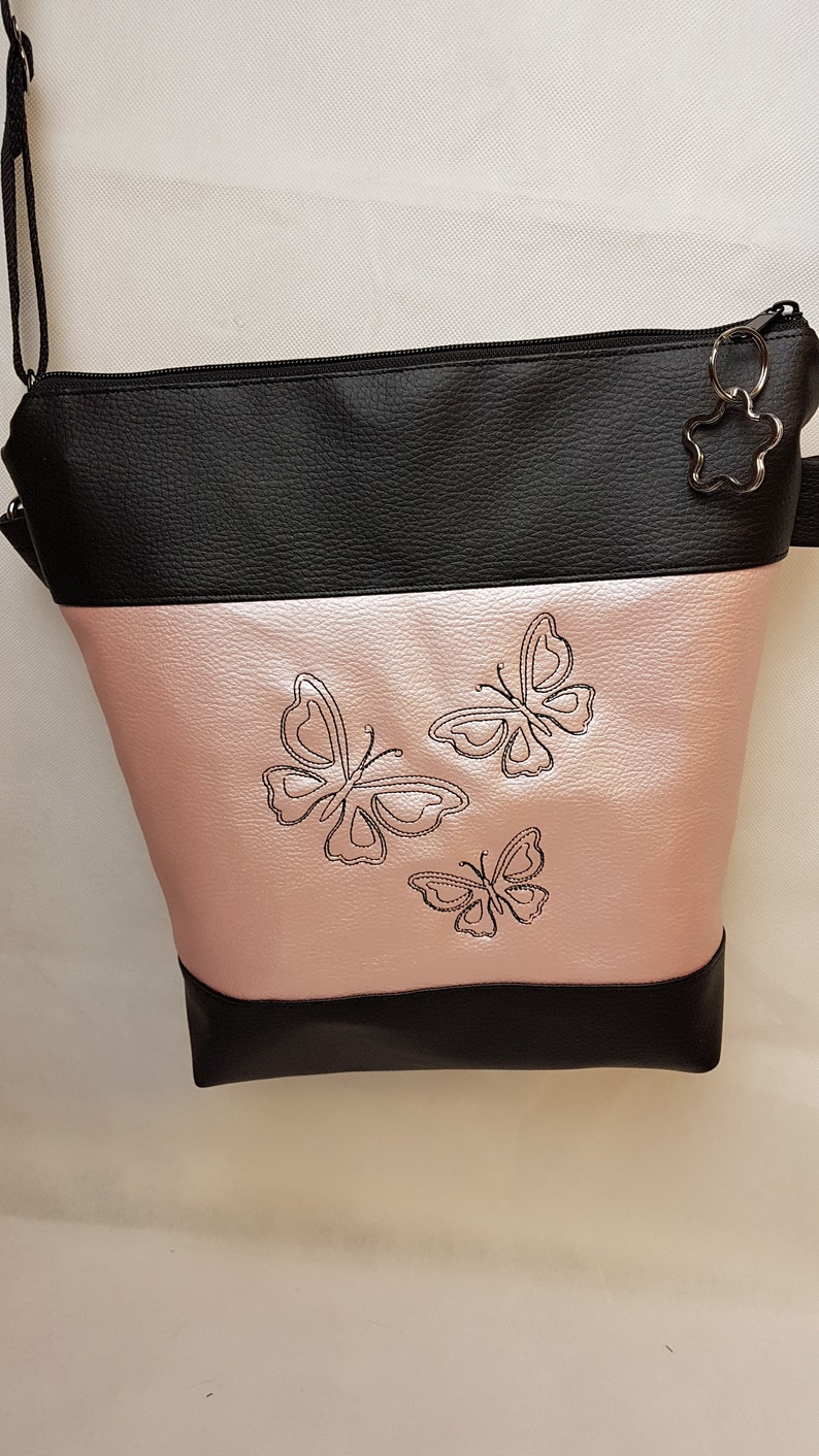 Handtasche Schmetterling rose metallic Umhängetasche Kunstleder Tasche mit Anhänger Frühling Bild 3