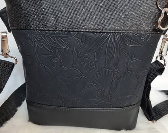 Kleine Handtasche Blumen Muster schwarze  Tasche mit Anhänger Kunstleder und Glitzer