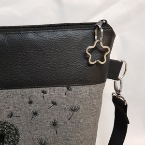 Handtasche Pusteblume grau Umhängetasche grau schwarz Tasche mit Anhänger Kunstleder Bild 3
