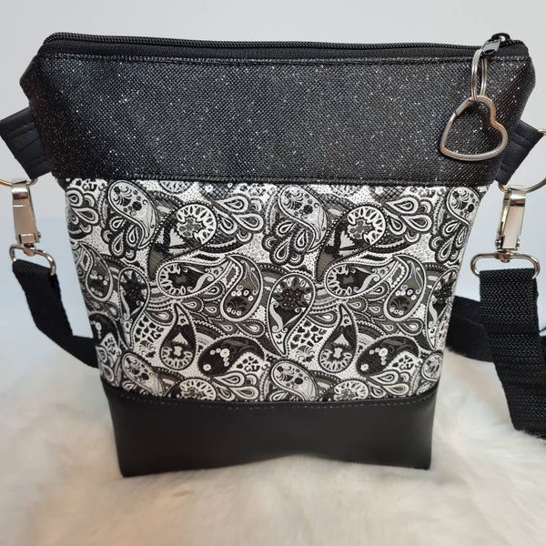 Kleine Handtasche Paisley Muster schwarz weisse  Tasche mit Anhänger Kunstleder und Glitzer