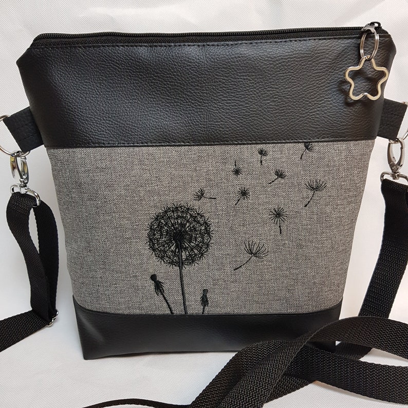 Handtasche Pusteblume grau Umhängetasche grau schwarz Tasche mit Anhänger Kunstleder Bild 4