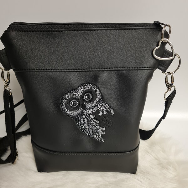 Kleine Handtasche Eule schwarz Umhängetasche  Tasche mit Anhänger Kunstleder