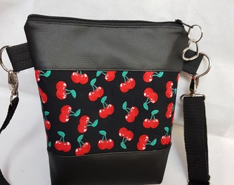 Kleine Handtasche Kirsche Umhängetasche schwarz/rot  Tasche mit Anhänger Kunstleder