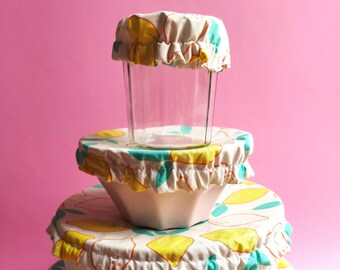 Reversible food caps with yellow and white lemon motifs