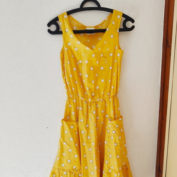 Robe vintage jaune à pois blancs