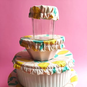 Reversible food caps with yellow and white lemon motifs