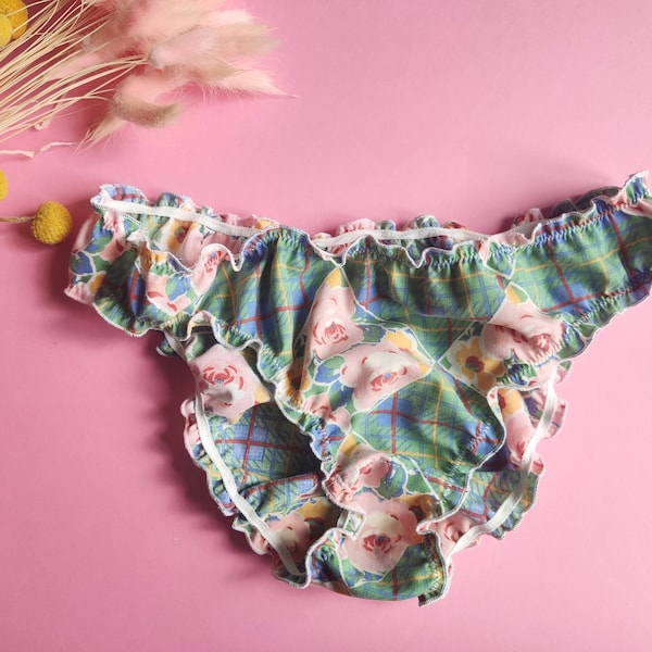 Upcycling-Slip mit Rüschenblumen und grünen Karos