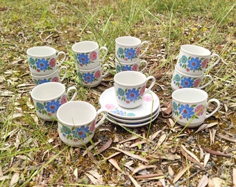 Lot de 12 tasses vintage + 3 mini assiettes