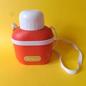 Botella de agua de plástico vintage