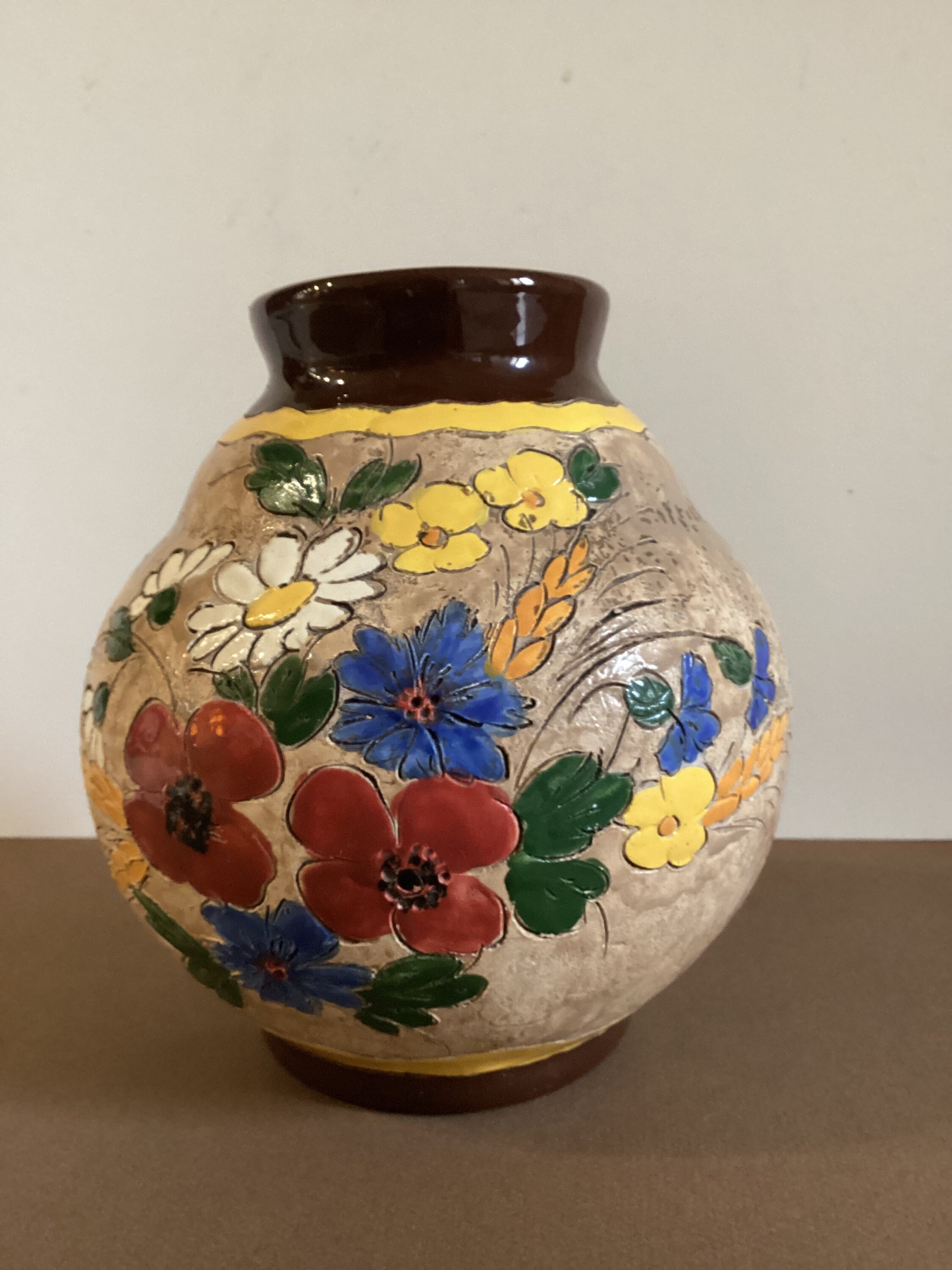 Vase Aux Fleurs Éclatantes en Céramique de Vallauris Signée Jérôme Massier. Vintage Début Xxème.