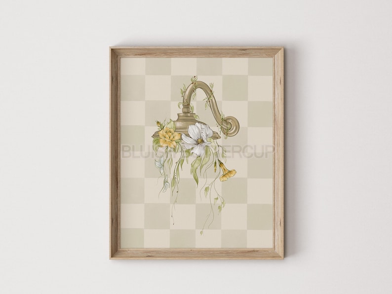 Pu&ograve; includere: Una lampada in metallo dorato con un design floreale. La lampada &egrave; circondata da fiori bianchi e gialli e foglie verdi. La lampada &egrave; su uno sfondo a scacchi beige e bianco.