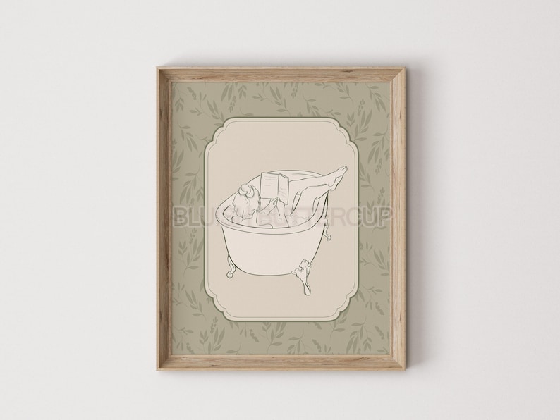 Pu&ograve; includere: Una stampa incorniciata con un motivo floreale verde e bianco. La stampa presenta un disegno a linea di una persona che si rilassa in una vasca da bagno con un libro. Il testo "BLUESTOCK GROUP" &egrave; visibile nell'angolo in basso a sinistra della stampa.