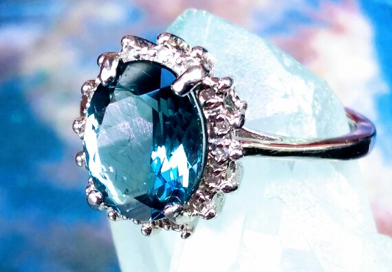 Bague En Or Blanc 14 Carats Sertie D'une Topaze Bleue – Occasion En Parfait état