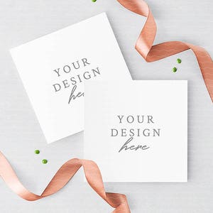 Mockup bruiloft vierkante uitnodigingskaart / Mockup huwelijksuitnodiging / Mockup wenskaart / Roségouden linten / PSD / gestileerde stockfoto