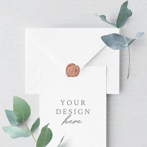 Convite de casamento ou cartão de reserva de data e maquete de envelope com eucalipto e lacre de cera 5'' x 7'' PSD + JPEG / Fotografia de stock estilizada
