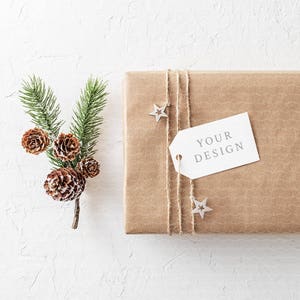 Maqueta de etiqueta de regalo de Navidad / Maqueta de etiqueta / Tarjeta de Navidad / Tarjeta festiva / Tarjeta de etiqueta / Stock de Navidad / para Instagram PSD + JPEG