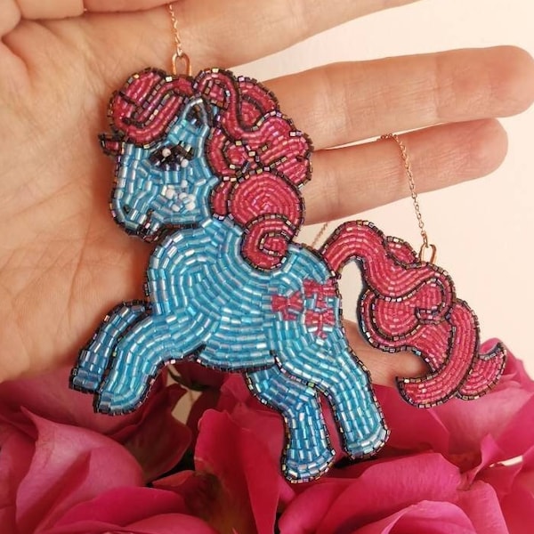 MY LITTLE PONY G1 Papillon Nastro blu e rosa Unicorno Cavallino rampante Gioielli con perline Collana in oro rosa fatta a mano da I Am Braw