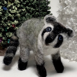 Felted racoon, nature lover gift, animal art, realistic racoon art, wool racoon gift, small realsitic racoon