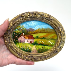 Cuadro de paisaje irlandés en marco ovalado de estilo vintage.