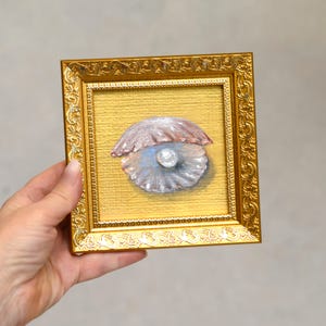 Perla en una concha Pintura original enmarcada. Concha pintada a mano, arte enmarcado en oro 4x4 pulgadas