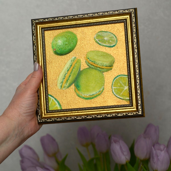 Peinture originale de macarons encadrée, fruit de la chaux avec la peinture de feuille d'or, petite art de cuisine encadrée 15 x 15 cm par MilaludArt