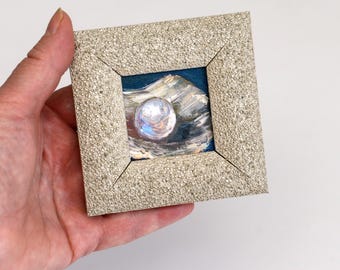 Pearl Tiny Original inramad konst. Inramad handmålning 2x2