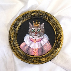 Chat dans une couronne peinte dans un cadre rond.  Petit portrait de chat royal. Portrait d'animal de style victorien