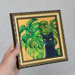 Chat dans un vase avec des fleurs Monstera.  Tableau chat noir encadré. Petite oeuvre d'art de chat 6 x 6 peinte à la main. Idée cadeau