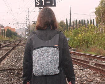 Mochila negra polipiel con tela print