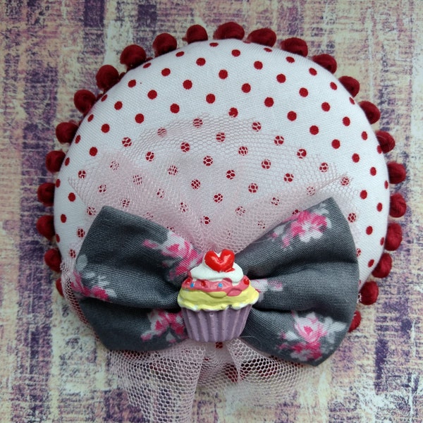 Cupcake fascinator, fascinator blanc rouge, mini chapeau cerises, mini chapeau blanc rouge, fascinator à pois, mini chapeau à pois, arc de cheveux