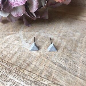 Pendientes triangulares modernos de hormigón gris plateado o negro imagen 5